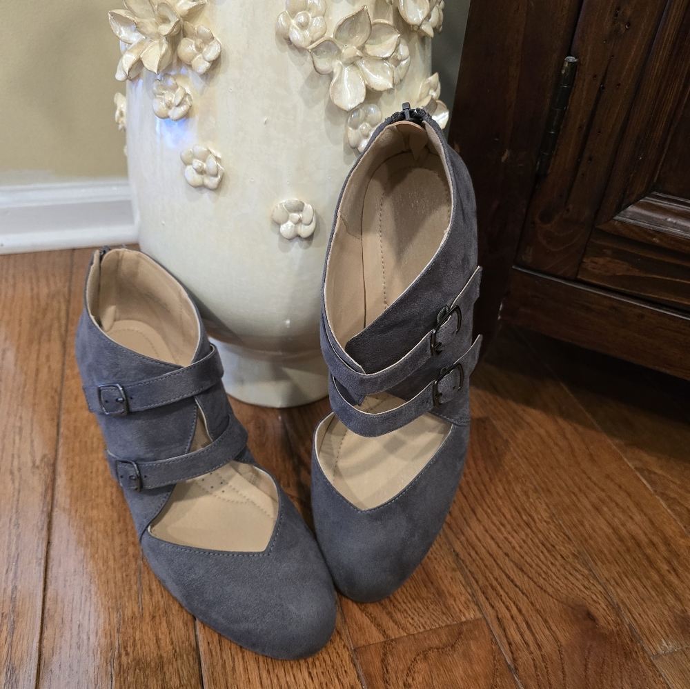 Gray pumps
